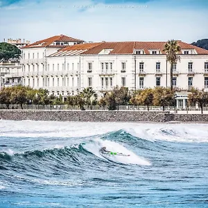 https://grand-hotel-des-sablettes-plage-curio-collection-by-hilton.fr-provencehotel.com